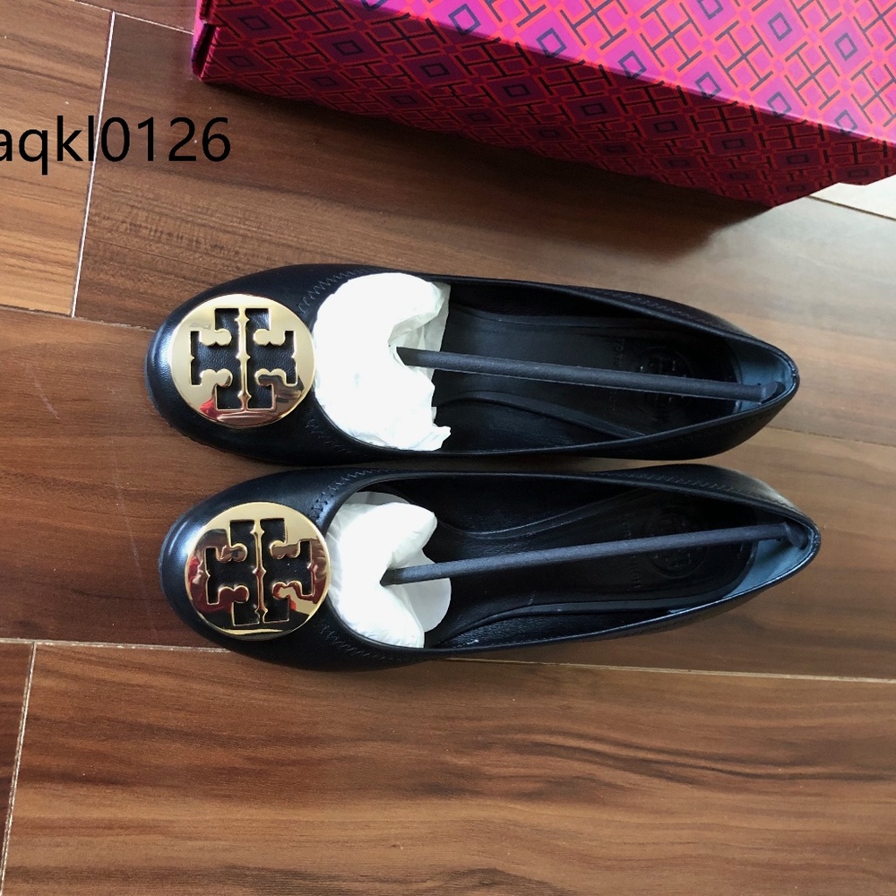 Tory Burch Amy Black leather Gold Emblem Pumps 8.5